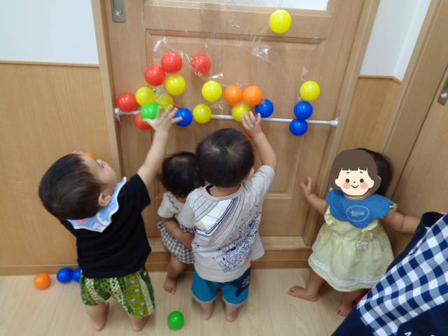 カラフルなボールで遊ぶ園児たち