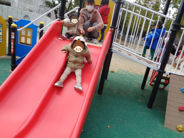 本町公園のすべり台で遊ぶ子ども