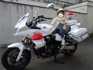 夢いっぱい保育園の園児と白バイ