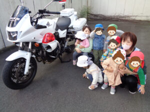 夢いっぱい保育園の園児と白バイ