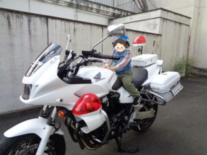 夢いっぱい保育園の園児と白バイ