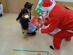 夢いっぱい保育園の園児とクリスマス会
