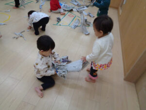 夢いっぱい保育園の園児と新聞紙遊び