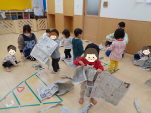 夢いっぱい保育園の園児と新聞紙遊び