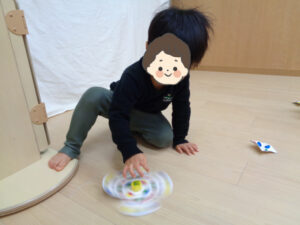 夢いっぱい保育園の園児とお正月あそび