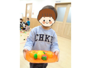 夢いっぱい保育園の園児とおままごと遊び