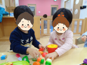 夢いっぱい保育園の園児とおままごとあそび