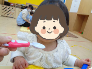 夢いっぱい保育園の園児とおままごと遊び