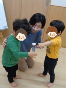 夢いっぱい保育園の園児とプログラミン