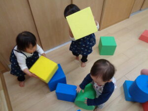 夢いっぱい保育園の園児と大型積み木