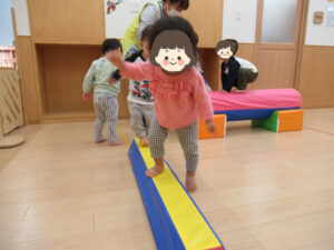 夢いっぱい保育園の園児と体育遊具