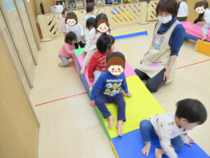 夢いっぱい保育園の園児と体育遊具