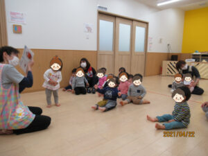 夢いっぱい保育園の園児とリトミックあそび