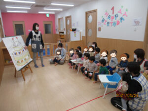 夢いっぱい保育園の園児と誕生日会
