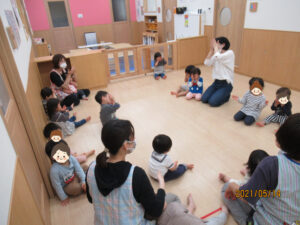 夢いっぱい保育園の園児と英語あそび