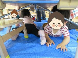 夢いっぱい保育園の園児と避難訓練