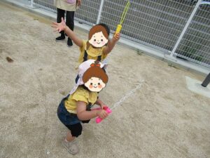 夢いっぱい保育園の園児としゃぼん玉
