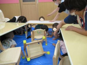 夢いっぱい保育園の園児と避難訓練