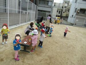 夢いっぱい保育園の園児としゃぼん玉
