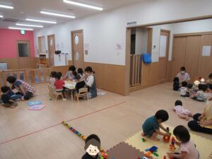 夢いっぱい保育園の園児とコーナーあそび
