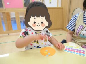 夢いっぱい保育園の園児とコーナーあそび