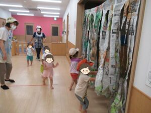 夢いっぱい保育園の園児と探検ごっこ