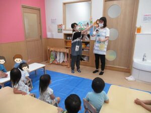 夢いっぱい保育園の園児と七夕