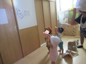 夢いっぱい保育園の園児と探検ごっこ