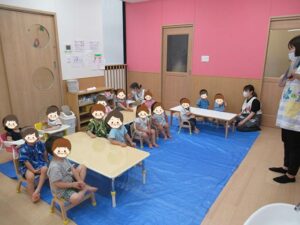 夢いっぱい保育園の園児と七夕