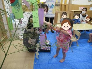 夢いっぱい保育園の園児と七夕