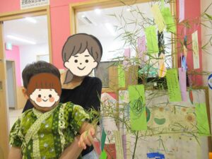 夢いっぱい保育園の園児と七夕