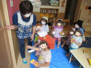 夢いっぱい保育園の園児と探検ごっこ