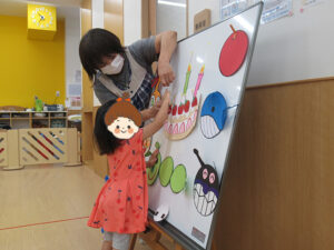 夢いっぱい保育園の園児と誕生日会