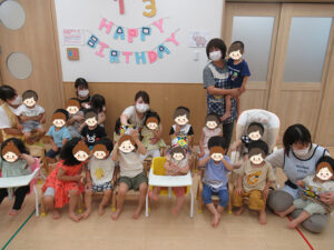 夢いっぱい保育園の園児と誕生日会
