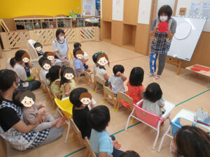 夢いっぱい保育園の園児と誕生日会