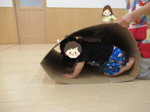 夢いっぱい保育園の園児とキャタピラ遊び