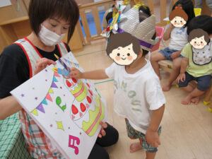 夢いっぱい保育園の園児と誕生日会
