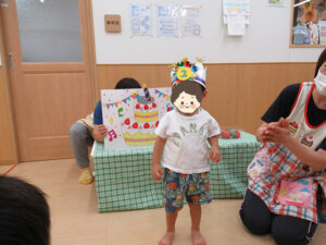 夢いっぱい保育園の園児と誕生日会