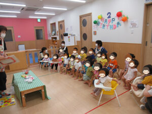 夢いっぱい保育園の園児と誕生日会
