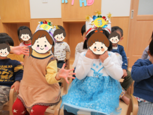 夢いっぱい保育園の園児とお誕生日会