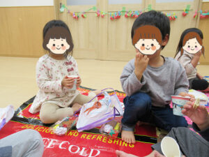 夢いっぱい保育園の園児とピクニックごっこ