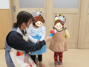 夢いっぱい保育園の園児とお誕生日会