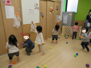 夢いっぱい保育園の園児とピクニックごっこ