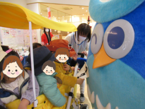 夢いっぱい保育園の園児とフクローとフクリン