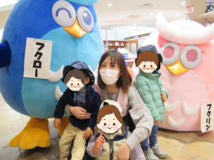 夢いっぱい保育園の園児とフクローとフクリン