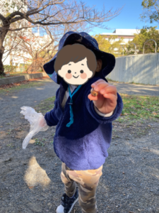 夢いっぱい保育園の園児とどんぐり拾い