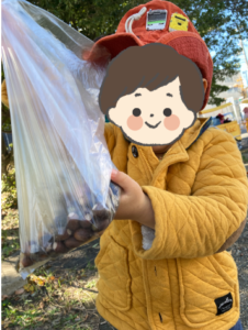 夢いっぱい保育園の園児とどんぐり拾い