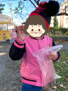 夢いっぱい保育園の園児とどんぐり拾い