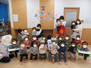 夢いっぱい保育園の園児と誕生日会