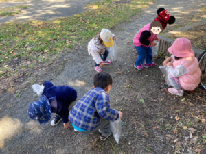 夢いっぱい保育園の園児とどんぐり拾い